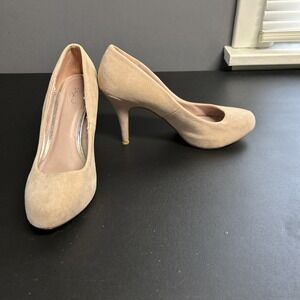 QUPID Women's 8‎ Faux Suede Heels Tan Neutral Flaw